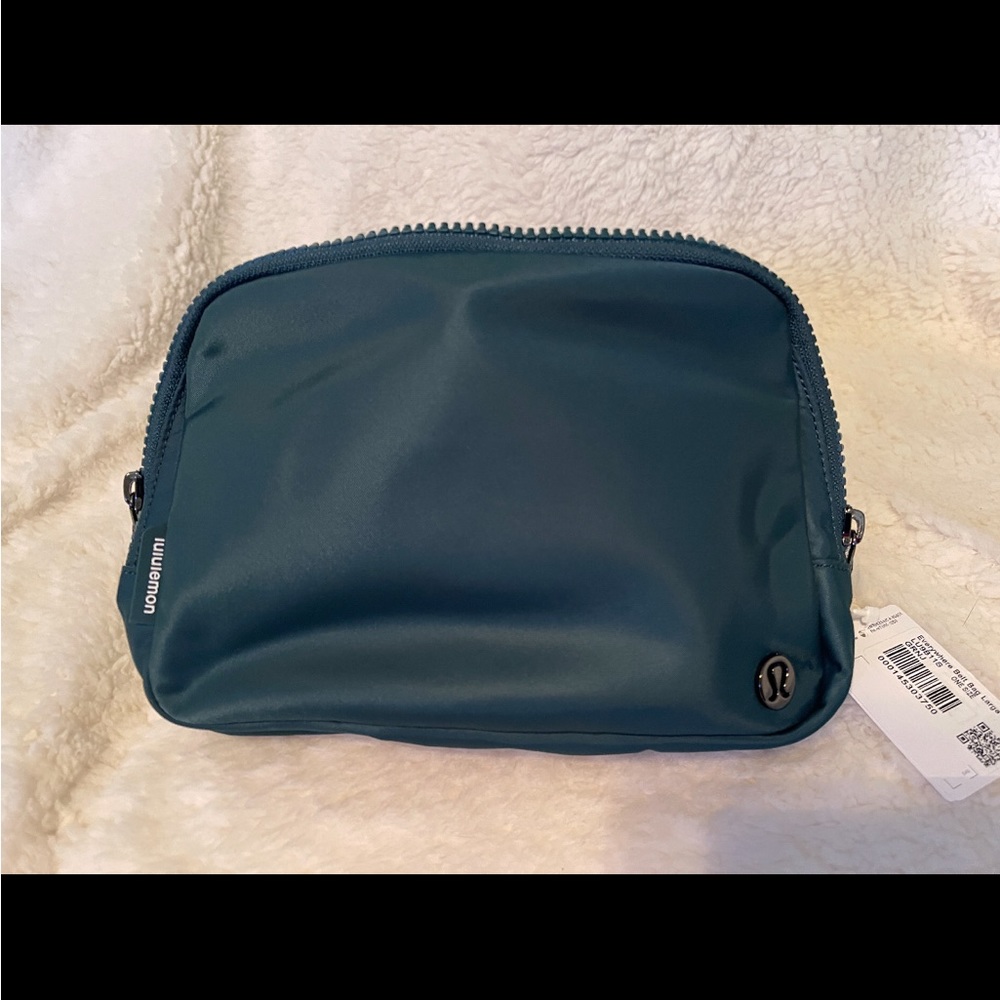 Lululemon large everywhere belt bag GREEN OR NAVY - Picture 1 of 9